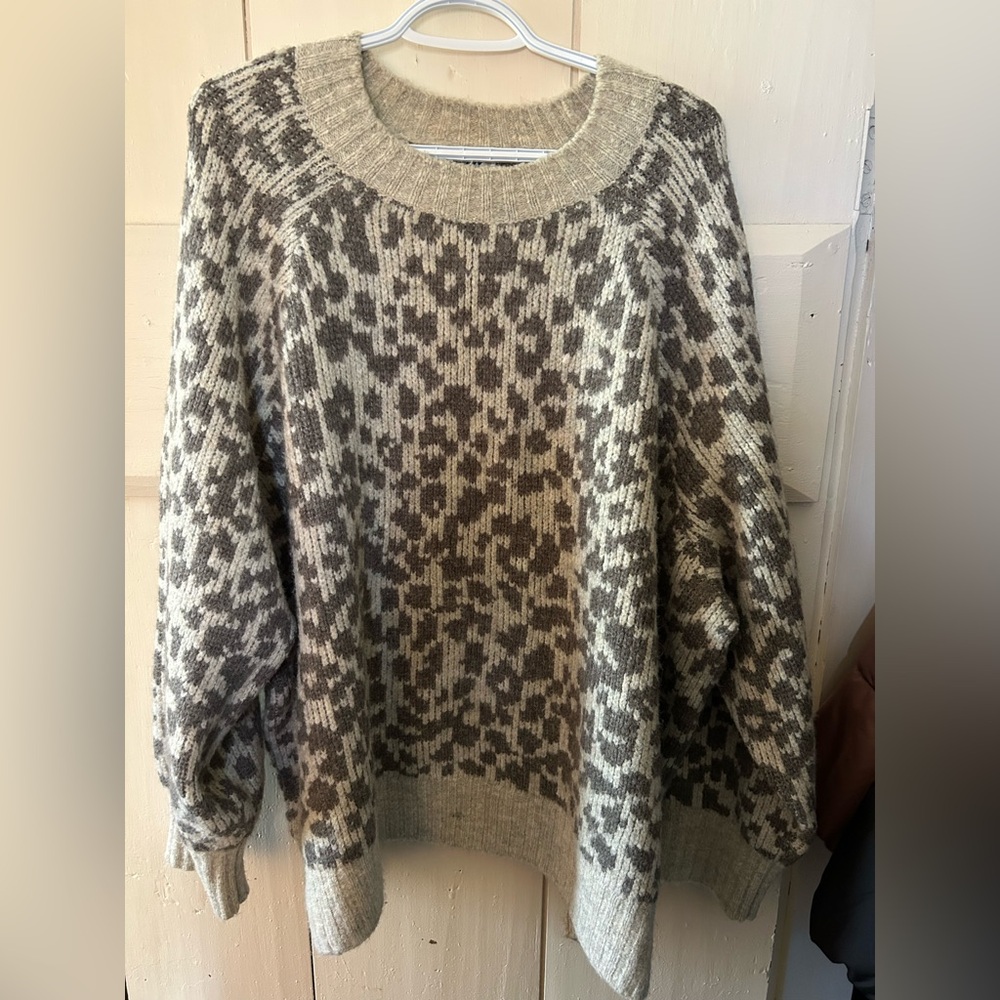 Old Navy Patterned Crew Neck Sweater
